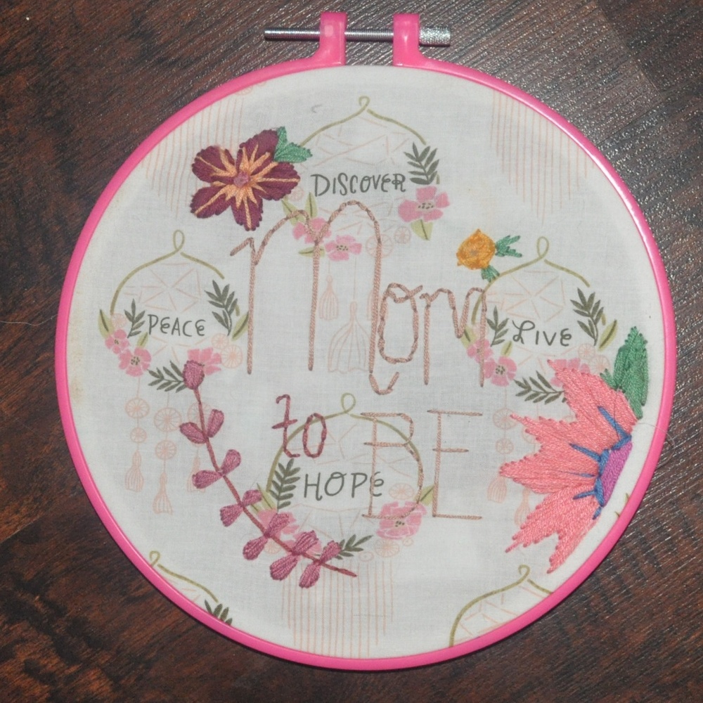 HANDMADE EMBROIDERY MOM TO BE SIGN